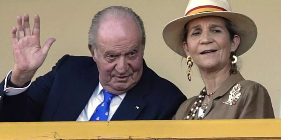 Juan Carlos (l) mit seiner Tochter Elena bei der Corrida. Foto: Andrea Comas/AP