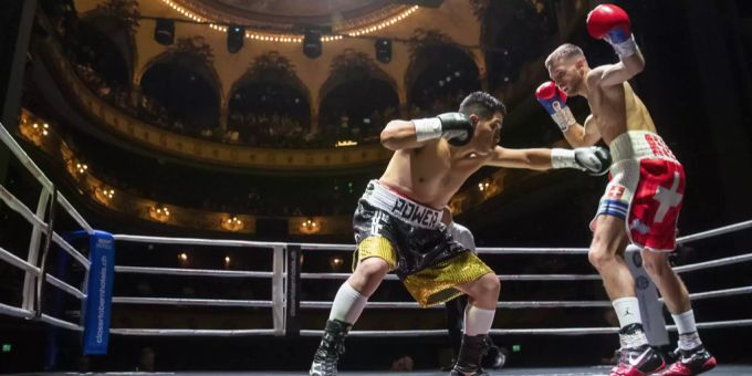 Alain Chervet (r) bei seinem siegreichen Kampf im Boxen im Stadttheater Bern gegen Edgar Jimenez. Alain Chervet Boxen