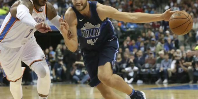 Bleibt bei den Dallas Mavericks: Maximilian Kleber (r). Foto: Lm Otero/AP