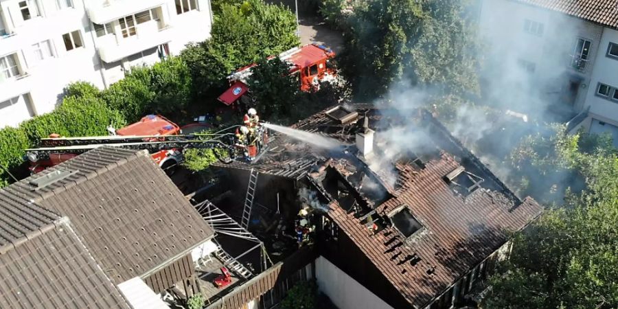 Als die Feuerwehr am Brandort eintraf, loderten die Flammen bereits aus dem Dachstock. Tatverdächtig ist die 68-jährige Bewohnerin.
