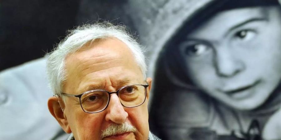 Rob Gnant vor einem seiner Bilder in der Ausstellung «Fokus 50er Jahre. Yvan Dalain, Rob Gnant und "Die Woche"» 2003 in Winterthur. Foto: Eddy Risch