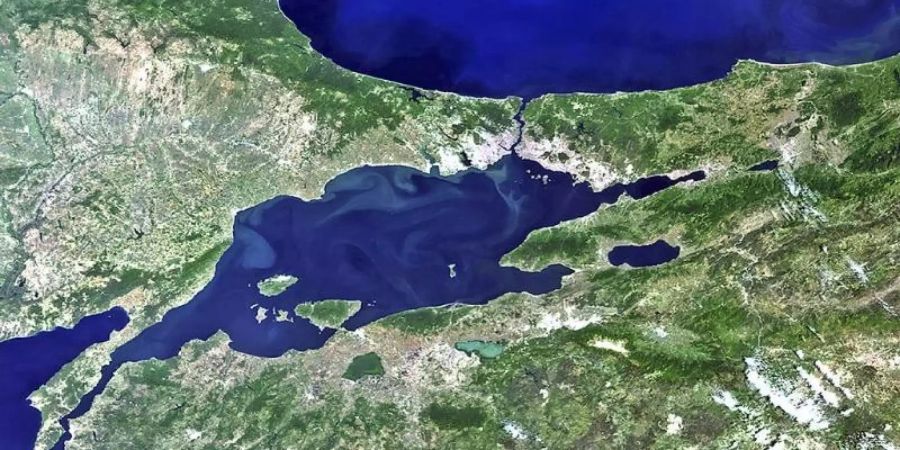 Istanbul und die Umgebung im Nordwesten der Türkei, aufgenommen vom ESA-Satelliten Envisat. Im Norden liegt das Schwarze Meer, das über die Bosporusstrasse mit dem Marmarameer (Mitte) verbunden ist. Die Dardanellenstrasse verbindet die Marmara mit dem Ägäischen Meer (untere linke Ecke). Foto: Envisat/ESA