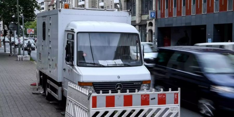 Eine NO2-Messstelle misst die Luftqualität an der Leipziger Strasse in Berlin. Foto: Britta Pedersen