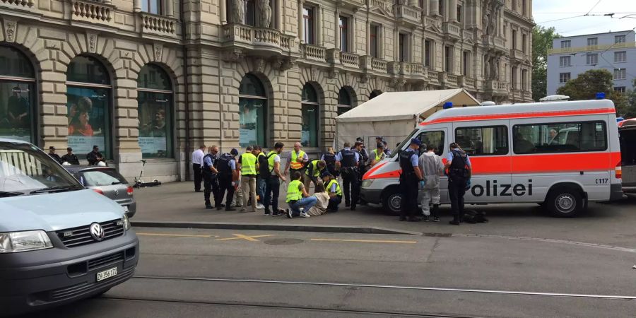 Die Aktivisten werden von der Polizei festgenommen.