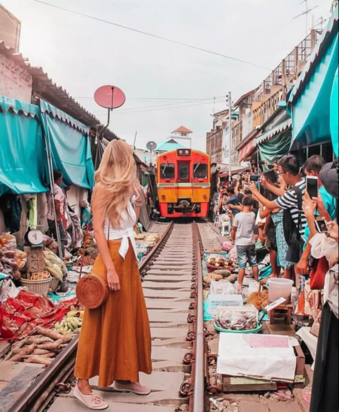 Patricia Alejos Monzon posierte auf dem gefährlichen Bahngleis am thailändischen Maeklong-Markt. Patricia Alejos Monzon
