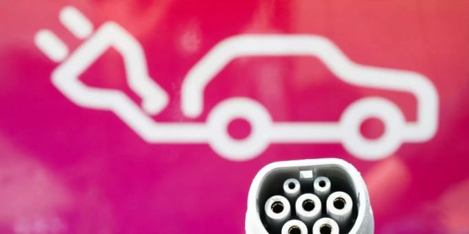 Stecker einer Ladesäule für E-Autos Stecker einer Ladesäule für E-Autos