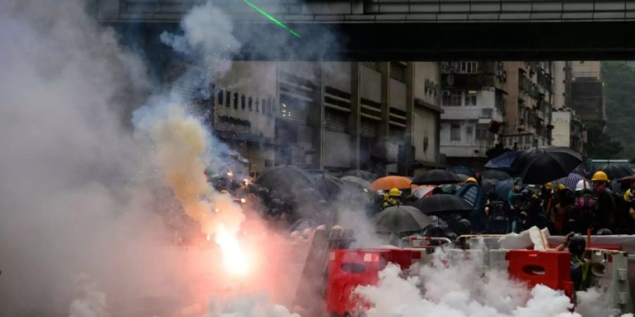 Polizei setzt in Tsuen Wan Tränengas ein