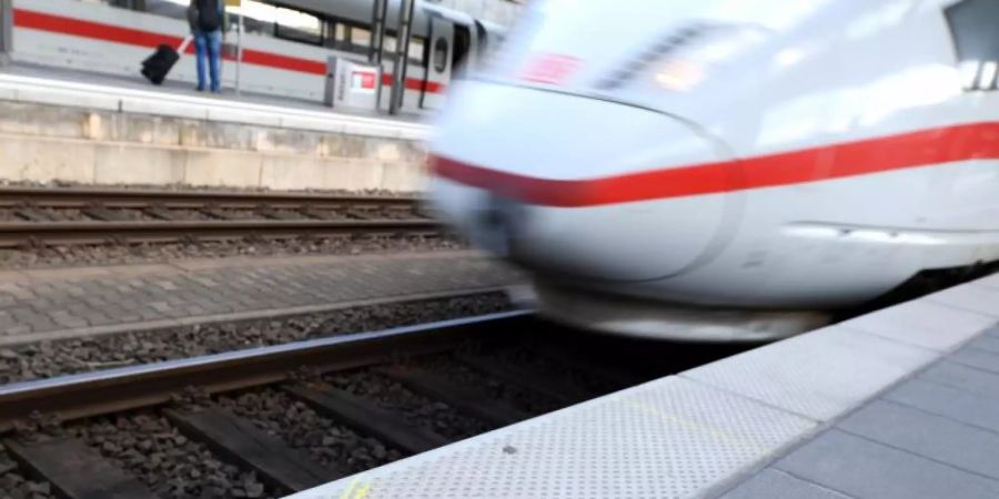 Ein ICE fährt am Gleis 7 des Frankfurter Hauptbahnhofs an einer markierten Stelle vorbei. Hier wurde der achtjährige Junge am 29. Juli von einem Mann vor einen einfahrenden ICE gestossen und getötet. Foto: Arne Dedert