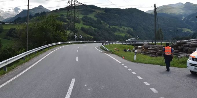 Nach Überholmanöver die Strasse verlassen Nach Überholmanöver die Strasse verlassen