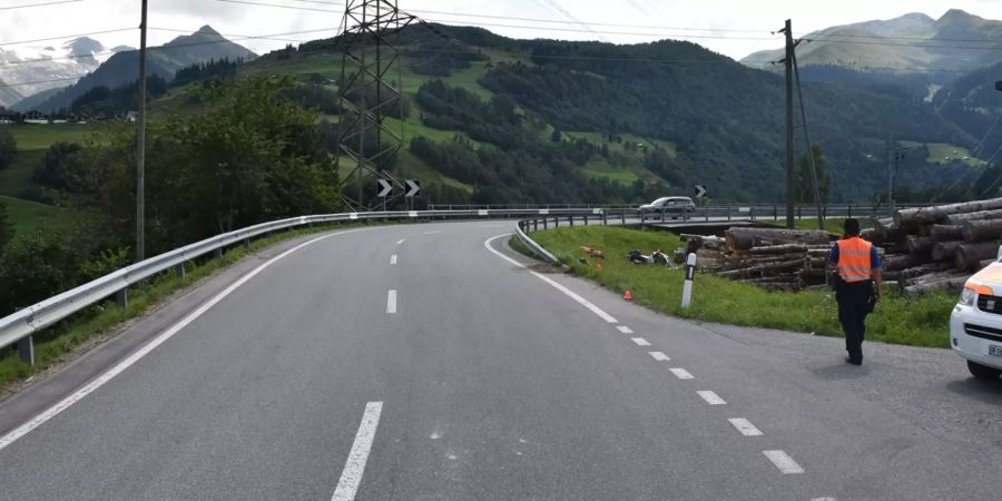 Nach Überholmanöver die Strasse verlassen