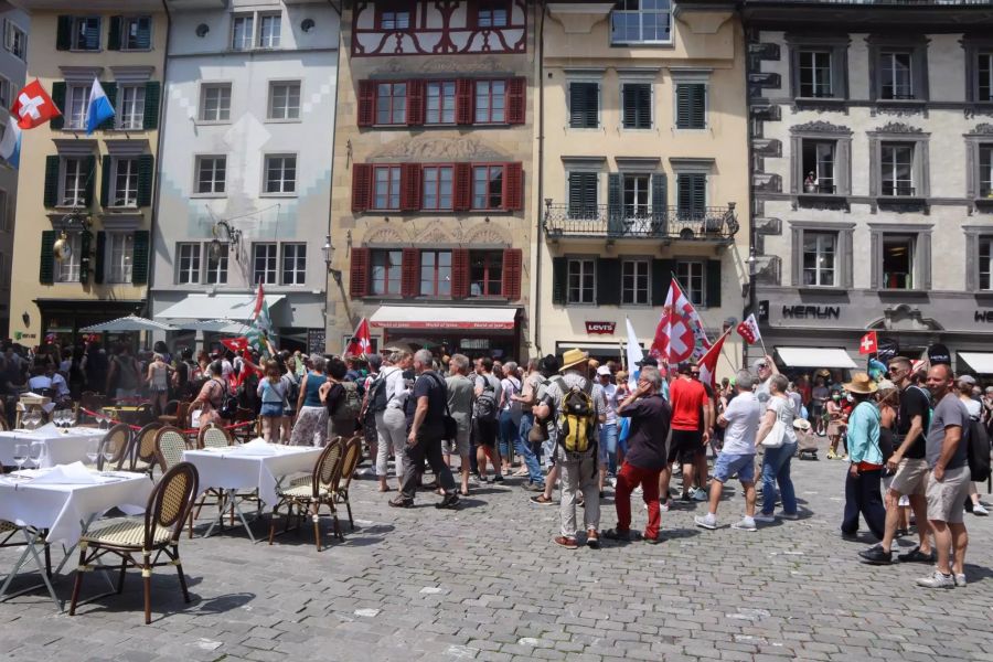 Überall in der Stadt bilden sich kleinere Menschengruppen.