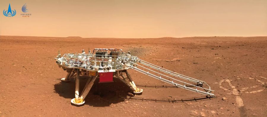 Die Aufnahme der Landeplattform des chinesischen Mars-Rovers zeigt auch dessen Spuren auf der Oberfläche.