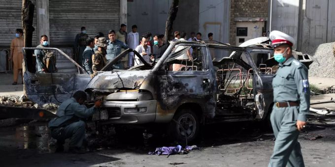 Afghanische Sicherheitskräfte inspizieren den Ort einer Bombenexplosion. Bei zwei Anschlägen in der afghanischen Hauptstadt Kabul sind mindestens sieben Zivilisten ums Leben gekommen. Foto: Rahmat Gul Anschlag in Afghanistan