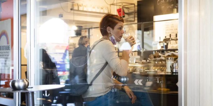 Ein Kundin in einer Bar in Bern geniesst den ersten Kaffee im Innenraum. Ein Kundin in einer Bar in Bern geniesst den ersten Kaffee im Innenraum.