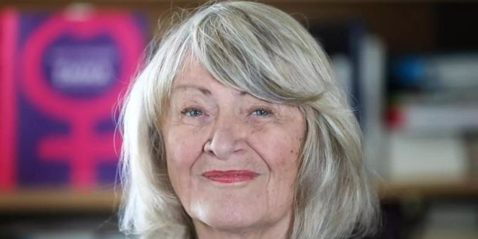 Alice Schwarzer, Journalistin, Publizistin und Gründerin, sowie Herausgeberin der Frauenzeitschrift Emma, steht im Frauenmuseum in Köln. Foto: Oliver Berg/dpa Alice Schwarzer, Journalistin, Publizistin und Gründerin, sowie Herausgeberin der Frauenzeitschrift Emma, steht im Frauenmuseum in Köln. Foto: Oliver Berg/dpa