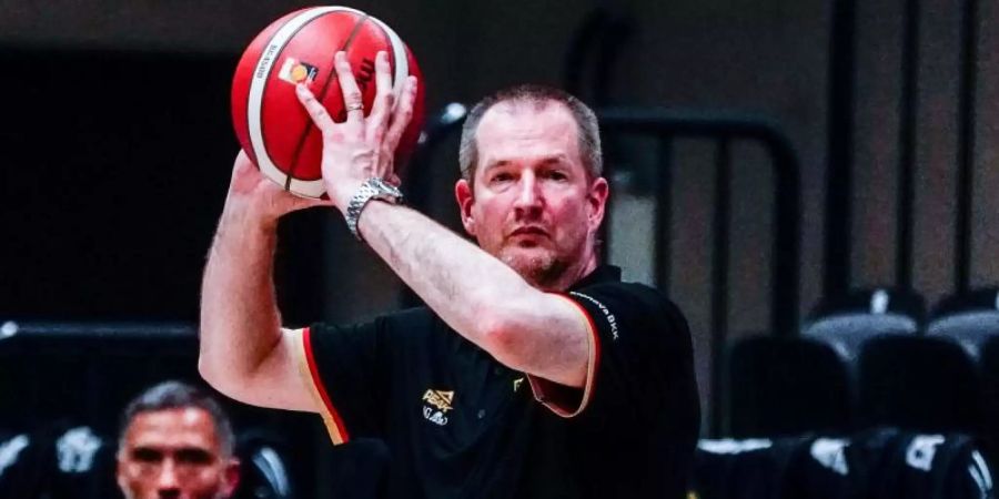 Bundestrainer Henrik Rödl wirft einen Ball zurück ins Spiel. Foto: Axel Heimken/dpa