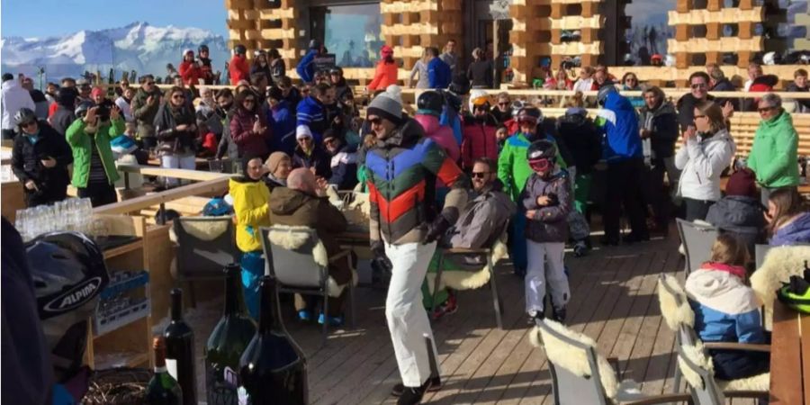 Überraschungsgast in der Berghütte: Roger Federer geniesst die Sonne in der Lenzerheide.