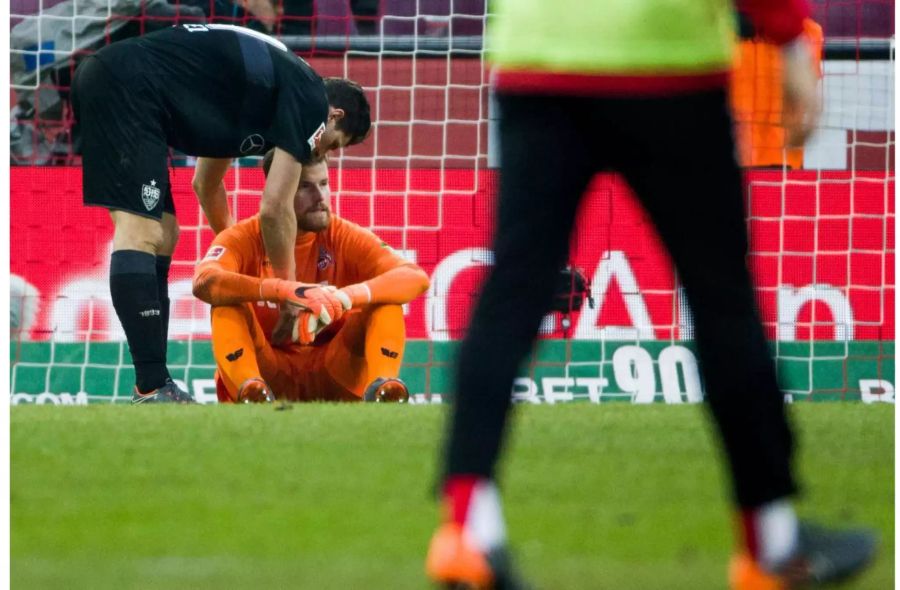 Bitterer Abend für Kölns Goalie Timo Horn: Beim Stand von 1:1 greift er komplett daneben. Auch beim dritten Gegentreffer sieht Horn unglücklich aus. Am Ende verliert Köln gegen Stuttgart mit 2:3. Die Aufholjagd der Kölner ist damit vorerst gestoppt.