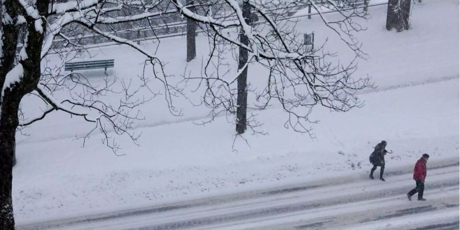 Die Strassen versinken in Grossbritannien im Schnee.