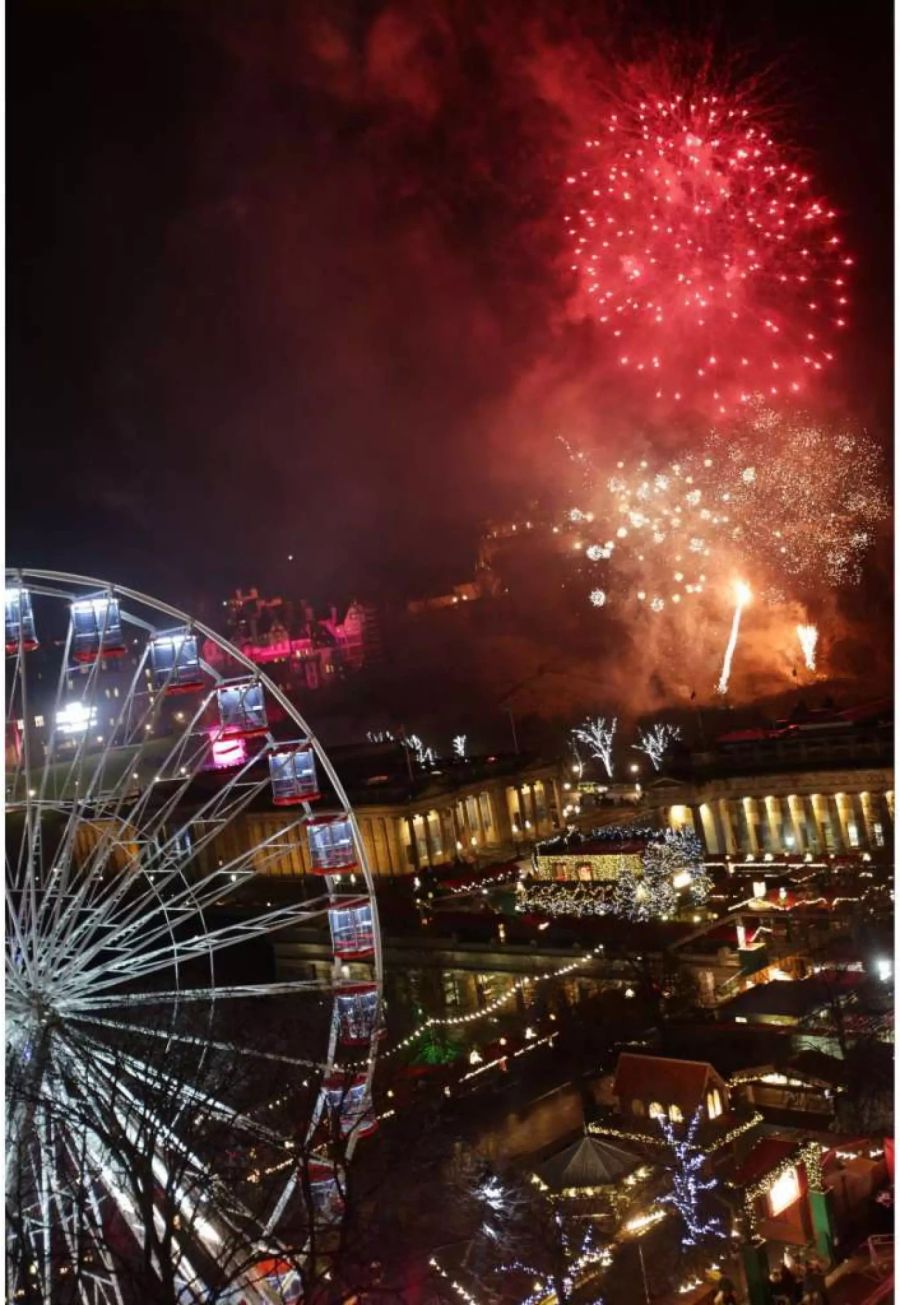 Ein Silvesterfeuerwerk zum Jahreswechsel 2018 leuchtet am 31.12.2017 über Edinburgh (GBR)