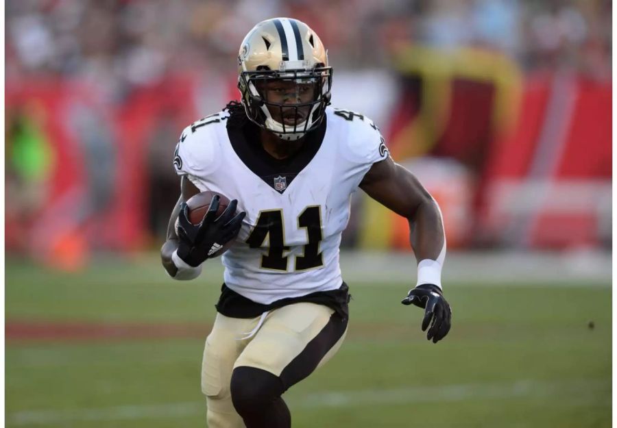 Saints-Rookie Alvin Kamara spielt eine unglaubliche Saison. Gegen Tampa Bay gelingt ihm ein spektakulärer Kick-Retourn-Touchdown. Die Saints verlieren zwar in letzter Sekunde mit 24:31, dennoch gewinnt New Orleans die NFC-South und trifft jetzt auf die Carolina Panthers.