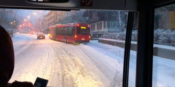 Der Bernmobil-Bus kann nicht mehr anfahren. Der Bernmobil-Bus kann nicht mehr anfahren.