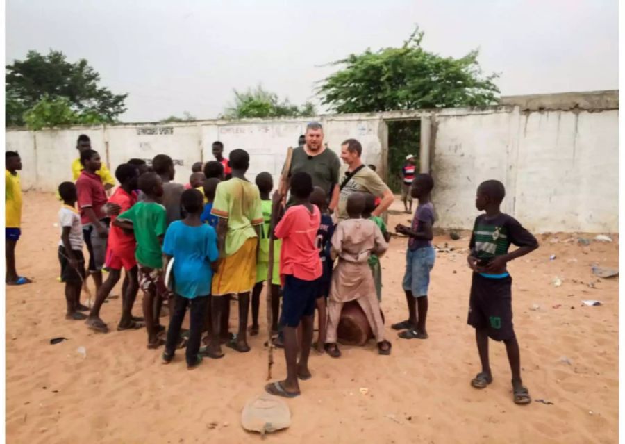 Auch im fernen Senegal scheint man den Spitzenschwinger zu bestaunen.