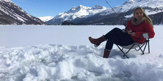 Petri-Heil im Winter - Eisfischen auf dem zugefrorenen Silsersee im Engadin