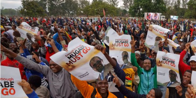 Demonstranten tanzen, singen und skandieren Anti-Mugabe-Slogans während eines Massenprotests in der Hauptstadt Harare. Demonstranten tanzen, singen und skandieren Anti-Mugabe-Slogans während eines Massenprotests in der Hauptstadt Harare.