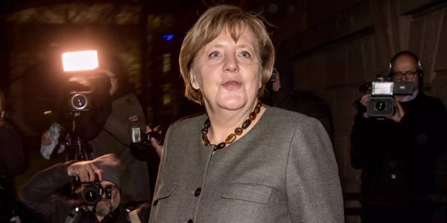 Bundeskanzlerin Angela Merkel kommt am frühen Morgen in Berlin nach dem Abbruch der Sondierungsgespräche aus der parlamentarischen Gesellschaft.