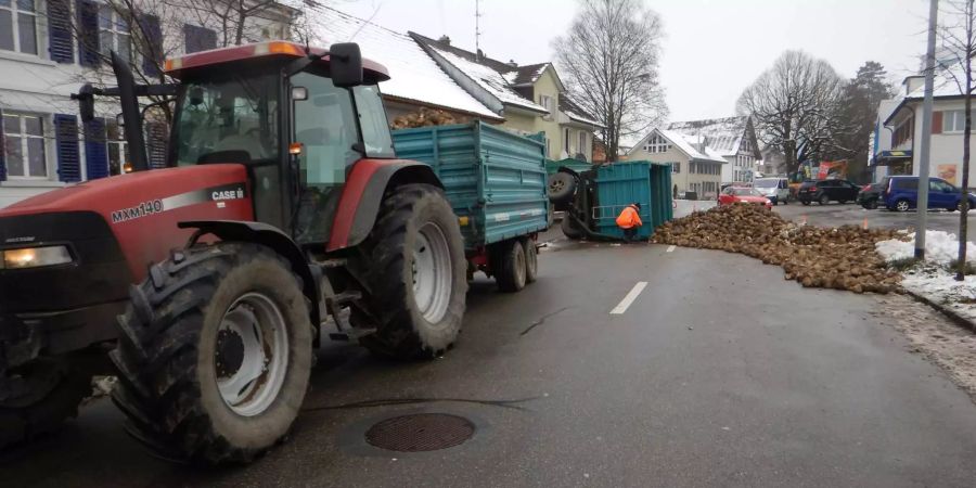 Die Strasse musste nach dem Unfall kurzzeitig gesperrt werden.