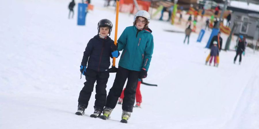 Sie durften ihren Platz wieder einnehmen. Die alten Ski-Bügel wurden erst durch die neuen Komfort-Bügel ersetzt, durften ihren alten Platz nun aber wieder einnehmen (Symbolbild).