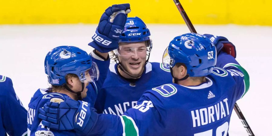 Sven Bärtschi (links) gelingt ein Treffer gegen Anaheim.