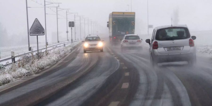 Es gibt Schneefall bis in tiefe Lagen.