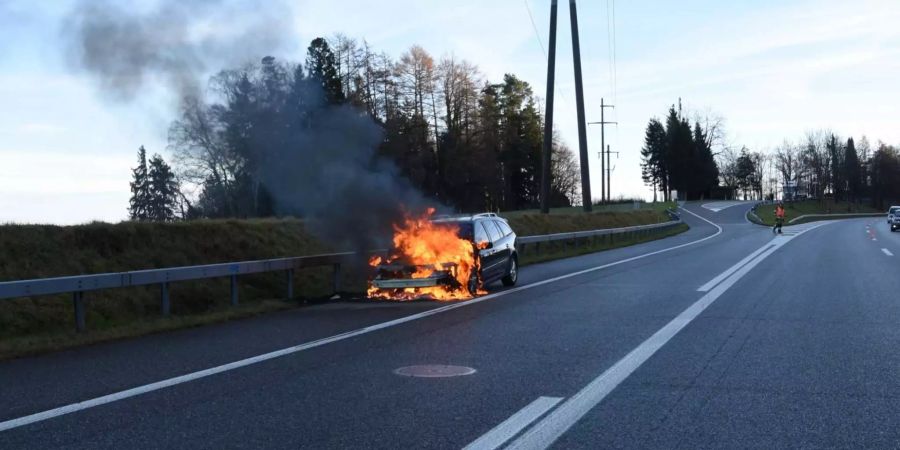 Auf der A1 bei Goldbach ging ein Auto in Flammen auf.