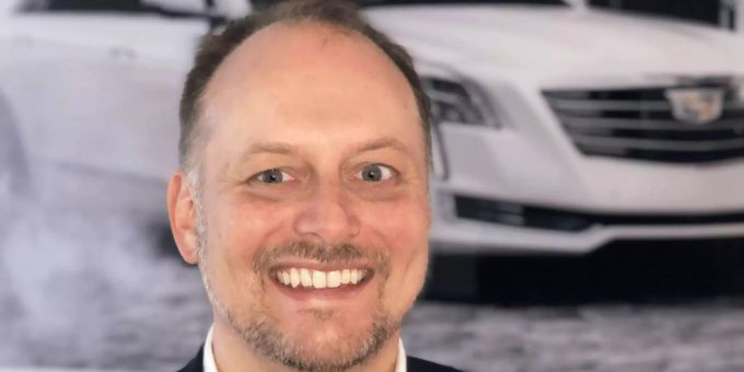 Martin Siegenthaler wird künftig unter anderem für Events und Promotionen der Marken Cadillac, Chervolet und Corvette zuständig sein. Martin Siegenthaler lächelt in die Kamera.
