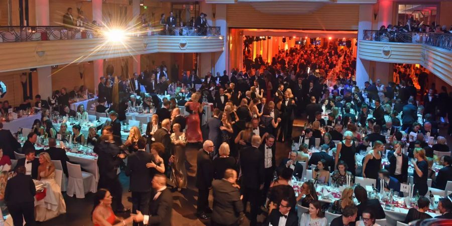 Gäste tanzen und feiern beim 45. Deutschen Filmball in München.