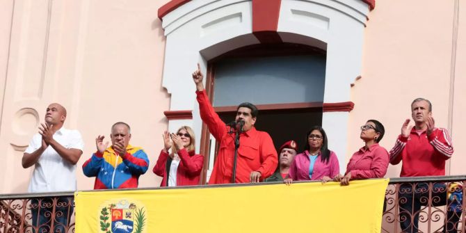 Nicolás Maduro auf einem Balkon.