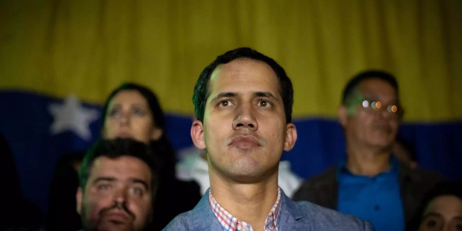 Juan Guaidó nimmt an einer Demo teil.