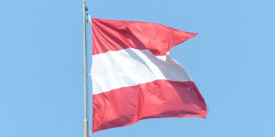 Die Flagge von Österreich weht im Wind.