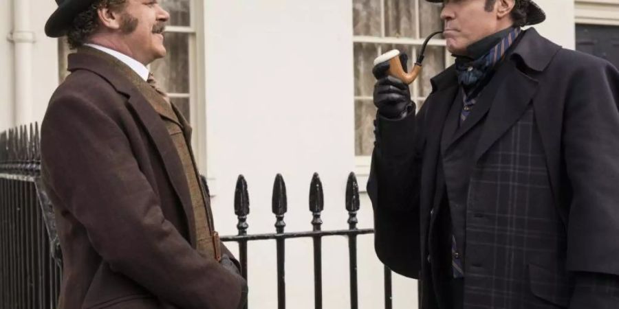 Watson (John C. Reilly, l) und Sherlock Holmes (Will Ferrell) müssen einen Mord an der Königin Victoria verhindern. Foto: Sony Pictures