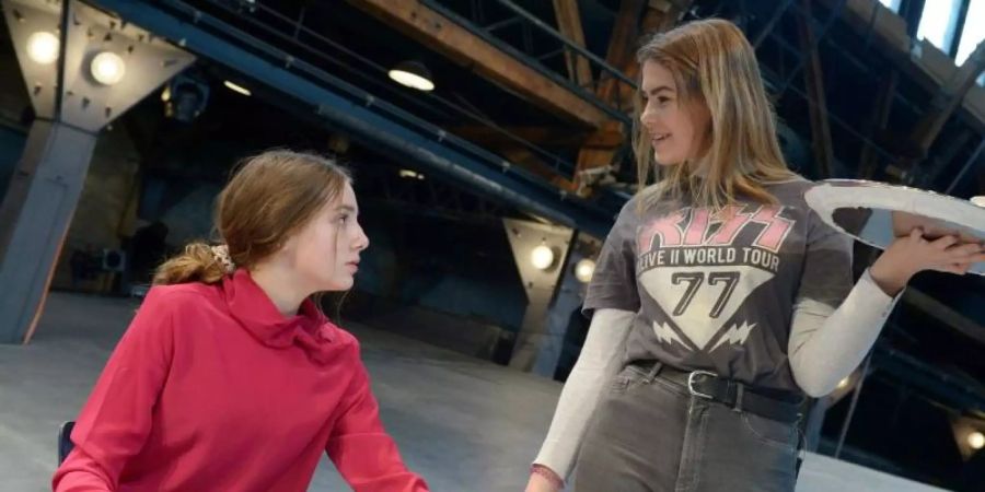 Lena Diekmann (l, 14) als "Mina" und Martha Badenhop (16) als «Kellnerin» spielen bei einer Arbeitsprobe zur Oper "Mina" im Bockenheimer Depot. Das Werk wurde komplett von Jugendlichen geschrieben. Foto: Barbara Aumüller/Oper Frankfurt