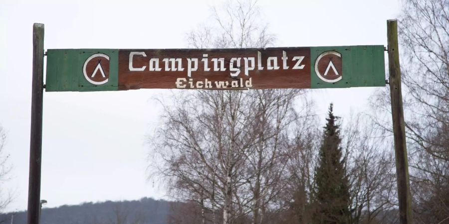 Blick auf ein Schild vom Campingplatz Eichwald.