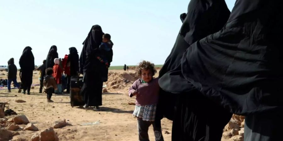 Zivilisten bei Baghus vor der Überprüfung durch die SDF