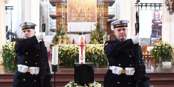 Soldaten stehen während der Zeremonie Wache.