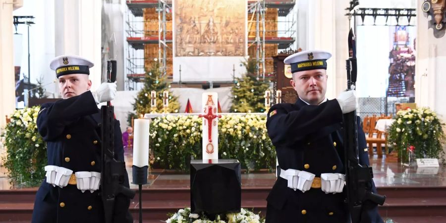 Soldaten stehen während der Zeremonie Wache.