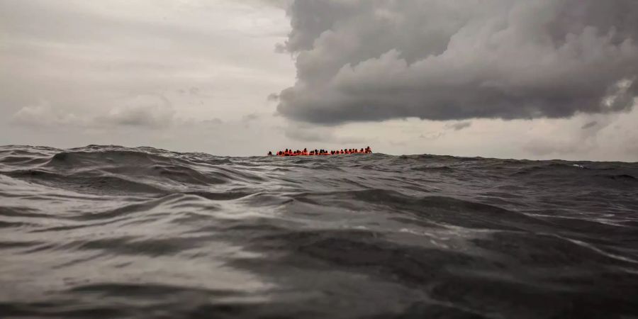 Flüchtlinge treiben auf einem Boot vor Libyens Küste.