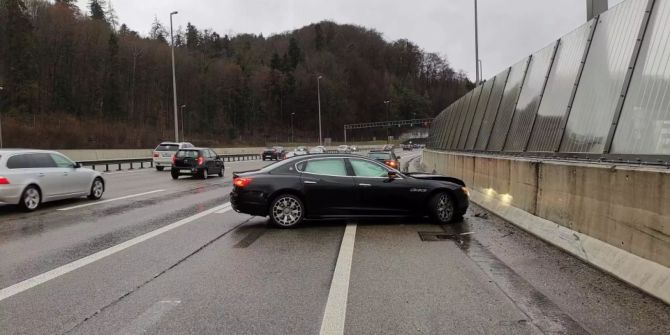 Ein beschädigter Maserati auf der A1 bei Neuenhof AG.