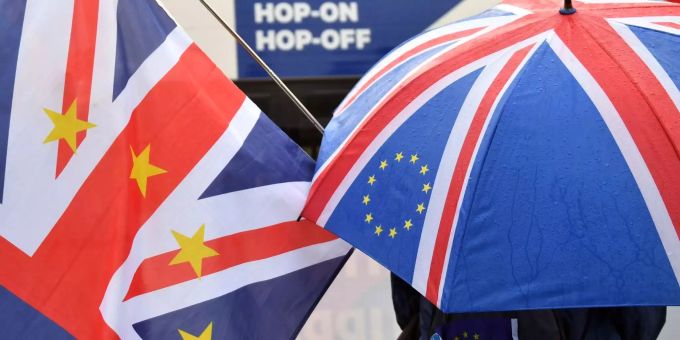 Nach dem Ergebnis des Brexits fordern die EU und Angela Merkel eine klare Linie. (Symbolbild) Anti-Brexit-Demonstranten stehen vor dem Parlament.