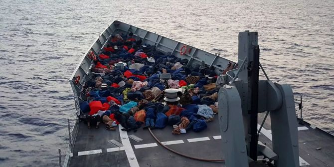 Flüchtlinge auf einem Schiff der spanischen Marine.